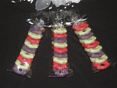 Chocolate Covered Pretzels Wedding Favors on Baby Shower Cakes  Chocolate Dipped Pretzel Favors