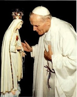 Resultado de imagen para GIF el Papa besa a la virgen