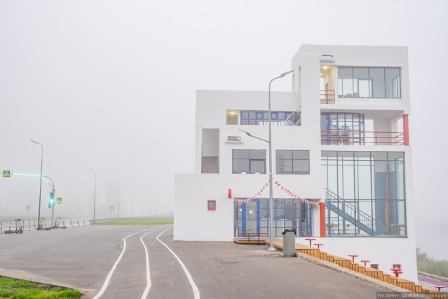 Белоснежное здание в тумане