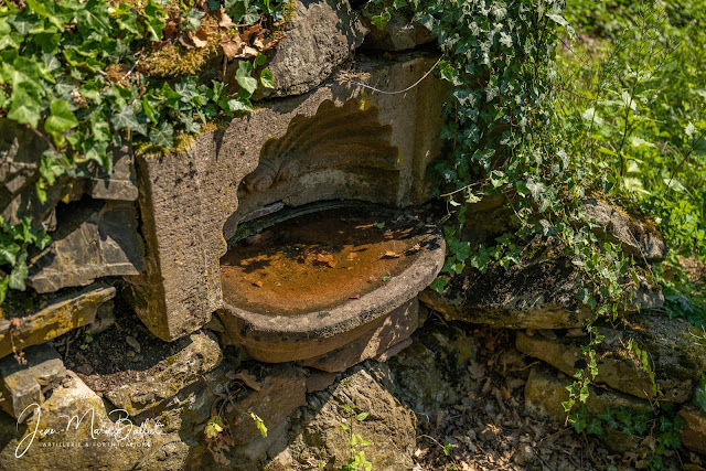 Bénitier (18e s. ?) sur un des chemin d'accès à la chapelle Notre Dame de Lorette (17e s.)