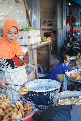 penjual gorengan pasar pagi gang bunga 