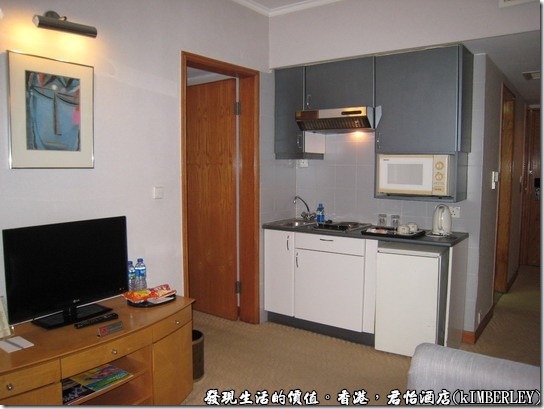 君怡酒店_KIMBERLEY_HOTEL，我住的房型是客臥分離的，也就是一進門會有一間小客廳，格一道牆之後才有床舖的臥房。客廳內還有一個小廚房，有電熱爐及電磁爐。當然還有一台液晶電視及沙發，房間雖小，但五臟俱全。 