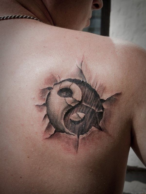 Verdadeiramente belo Yin Yang tatuagem que é bem executado. Ele mostra uma madeira Yin Yang medalhão enterrado sob a pele e descoberto.