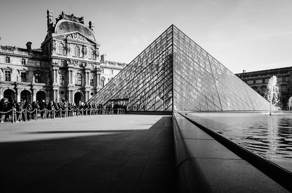 La pyramide du Louvre, oeuvre de Ieoh Ming Pei