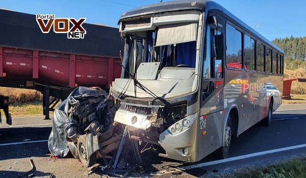 Duas pessoas morreram após carro ser prensado entre ônibus e caminhão na PR-151