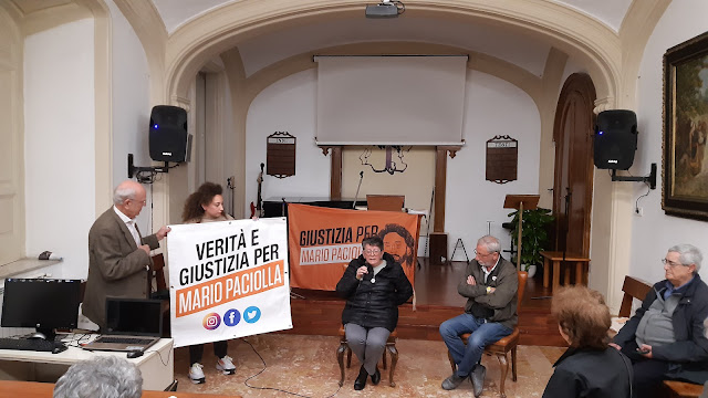 Al centro i genitori di Mario a un incontro presso la Scuola di Pace di Napoli, dopo la proiezione del documentario citato