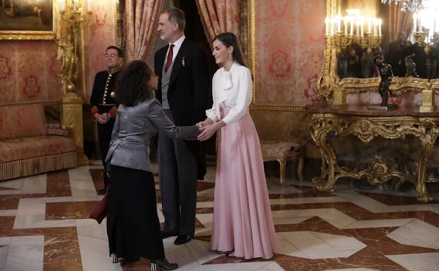 Queen Letizia wore a new pink maxi skirt by Carolina Herrera, and Bibosa silk bow blouse by Hugo Boss.