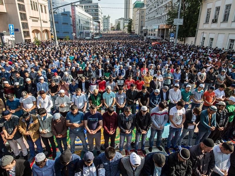 Gambar-gambar yang diambil dari pesawat <em>drone</em> menunjukkan massa dalam jumlah besar, melaksanakan ibadah shalat Idul Fitri di luar masjid di tengah kota Moskow, Rusia. 