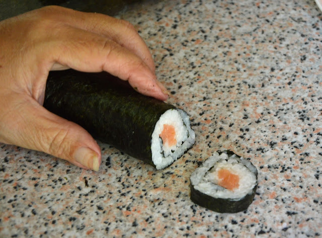 Marokanka przyrządza… sushi z łososiem i surimi