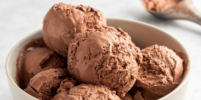 Haz helado de chocolate casero con solo tres ingredientes