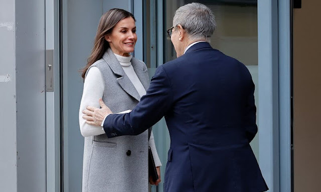 Queen Letizia wore a new grey vest by Roberto Verino, and a sweater by Hugo Boss. Uterque black leather pumps