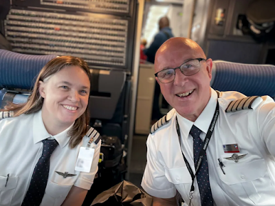 2 pilotos tomándose una selfie dentro de una cabina de avión.