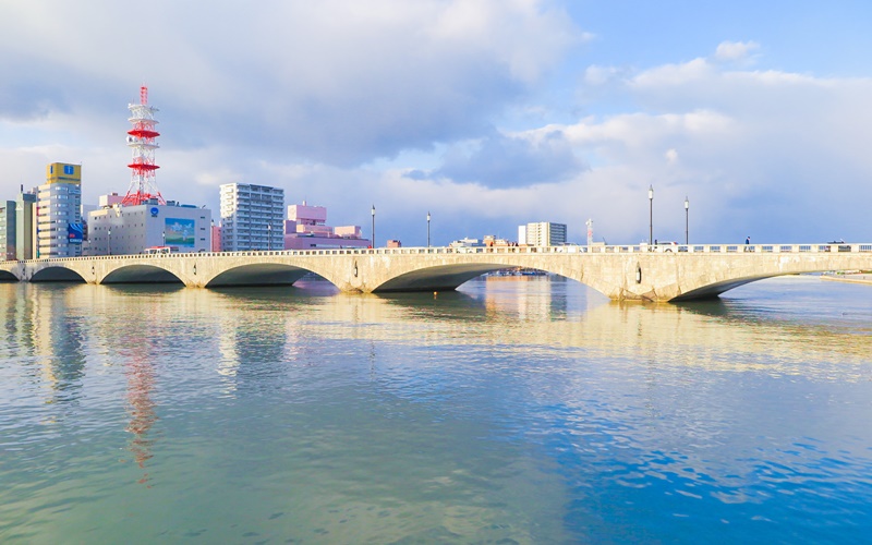 สะพานบันได (Bandai Bridge: 萬代橋)