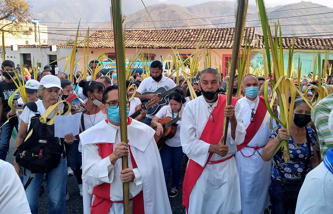 El Padre José Antonio Barrera Ruiz encabeza la procesión de las palmas el Domingo de Ramos de 2022 en Guarenas, Venezuela - Fotos @GuardianCatolic