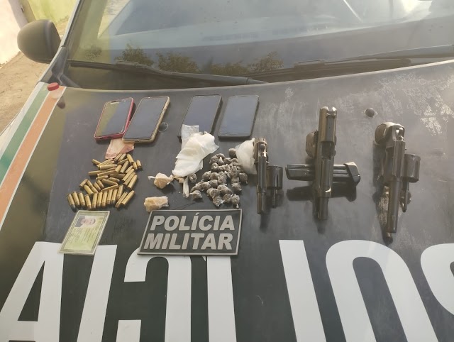 ITATIRA/CE: POLÍCIA MILITAR PRENDE TRIO DE POSSE DE ARMAS, DROGAS E MUNIÇÕES DURANTE OPERAÇÃO POLICIAL.
