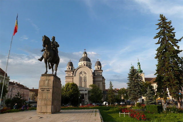 Piaţa Trandafirilor (Plaza de las Rosa) - Târgu Mureş