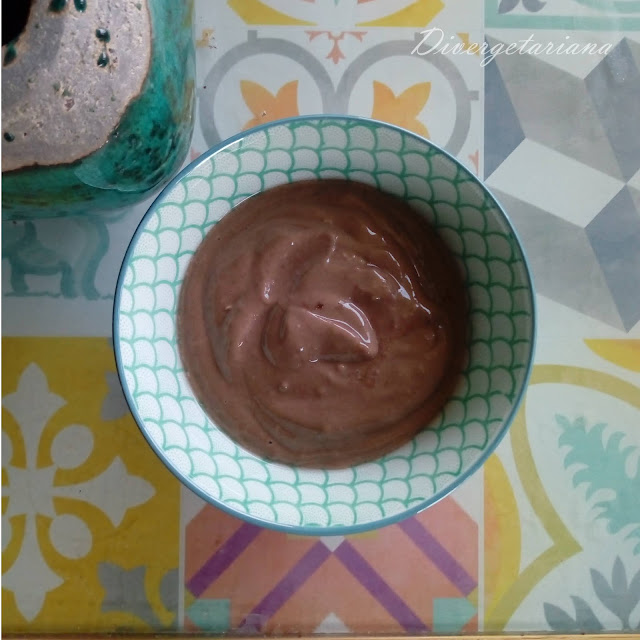 Natillas de chocolate en un bol sobre baldosas de colores