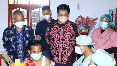 Bupati Samosir Monitoring Pelaksanaan Vaksinasi Massal di Kecamatan Onan Runggu dan Nainggolan   