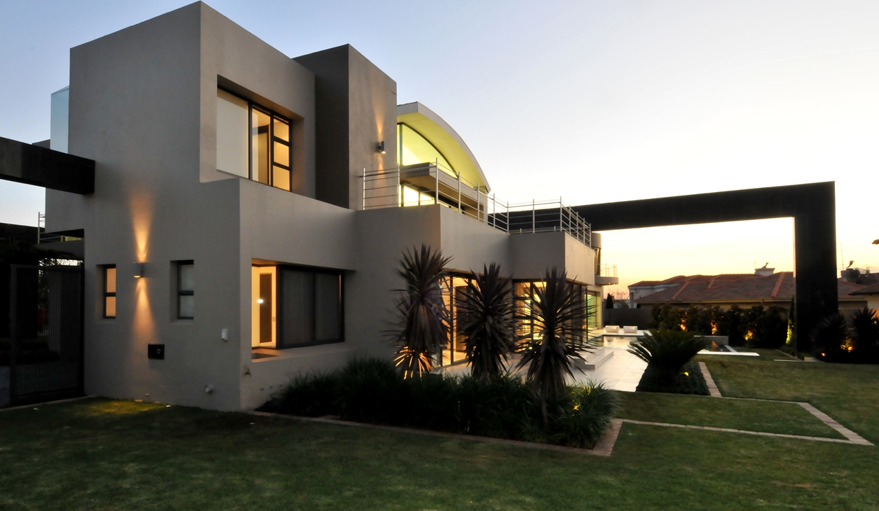 Huge Modern Home In Hollywood Style By Nico van der Meulen 