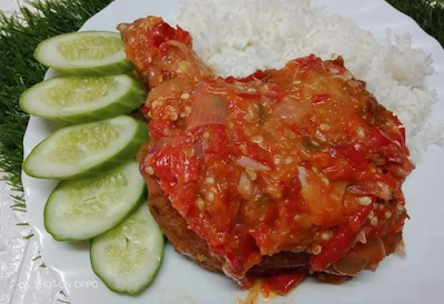 Dalam hidangan ini, ayam digoreng hingga renyah dan kemudian dihancurkan secara kasar untuk menciptakan tekstur yang unik. Setelah itu, ayam tersebut dilapisi dengan sambal pedas original yang memberikan rasa pedas yang menggigit. Berikut Resep dan Cara Membuat Ayam Geprek Sambel Pedas Original