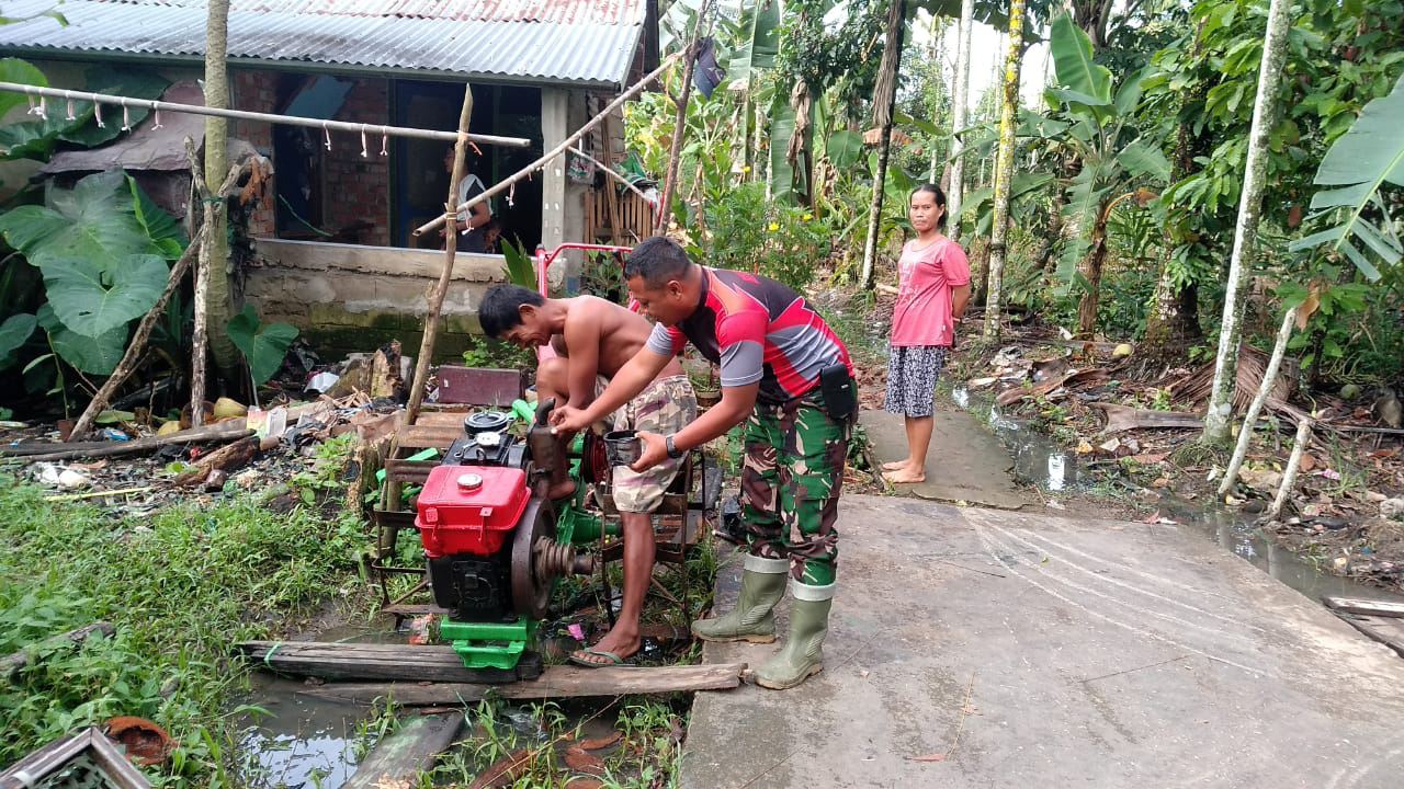 Satgas TMMD Bantu Perbaiki Mesin Bajak Warga yang Rusak