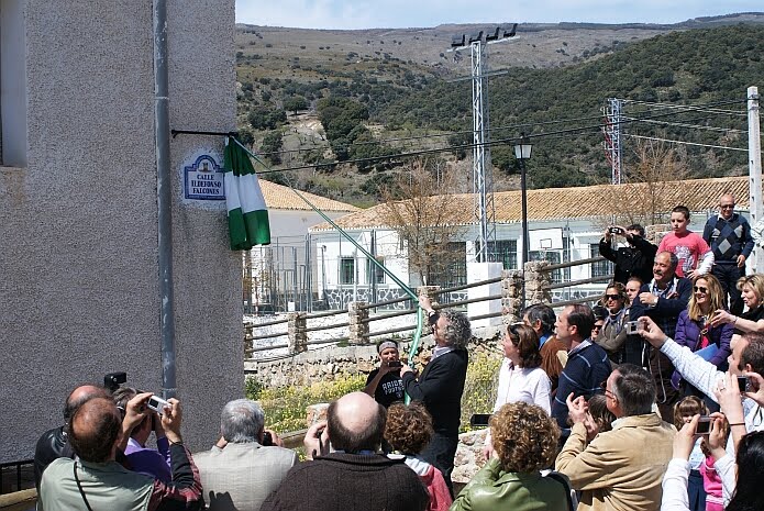 Ildefonso Falcones inaugurating his street in Juviles on the 3rd of April 2010 - photo: casa rural El Paraje