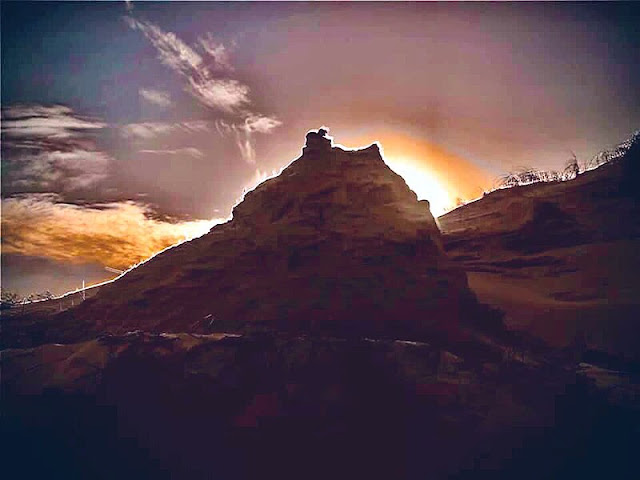 A foto mostra o lindo Pôr do Sol sobre as dunas do Litoral Norte Gaúcho.