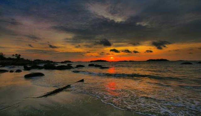 PANTAI TERBAIK DI KEPULAUAN BANGKA BELITUNG 10 PANTAI TERBAIK DI KEPULAUAN BANGKA BELITUNG