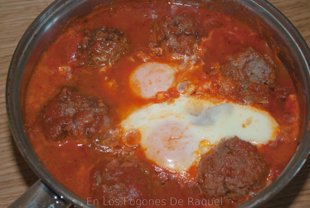 http://enlosfogonesderaquel.blogspot.com.es/2014/05/albondigas-con-huevos-la-sarten.html