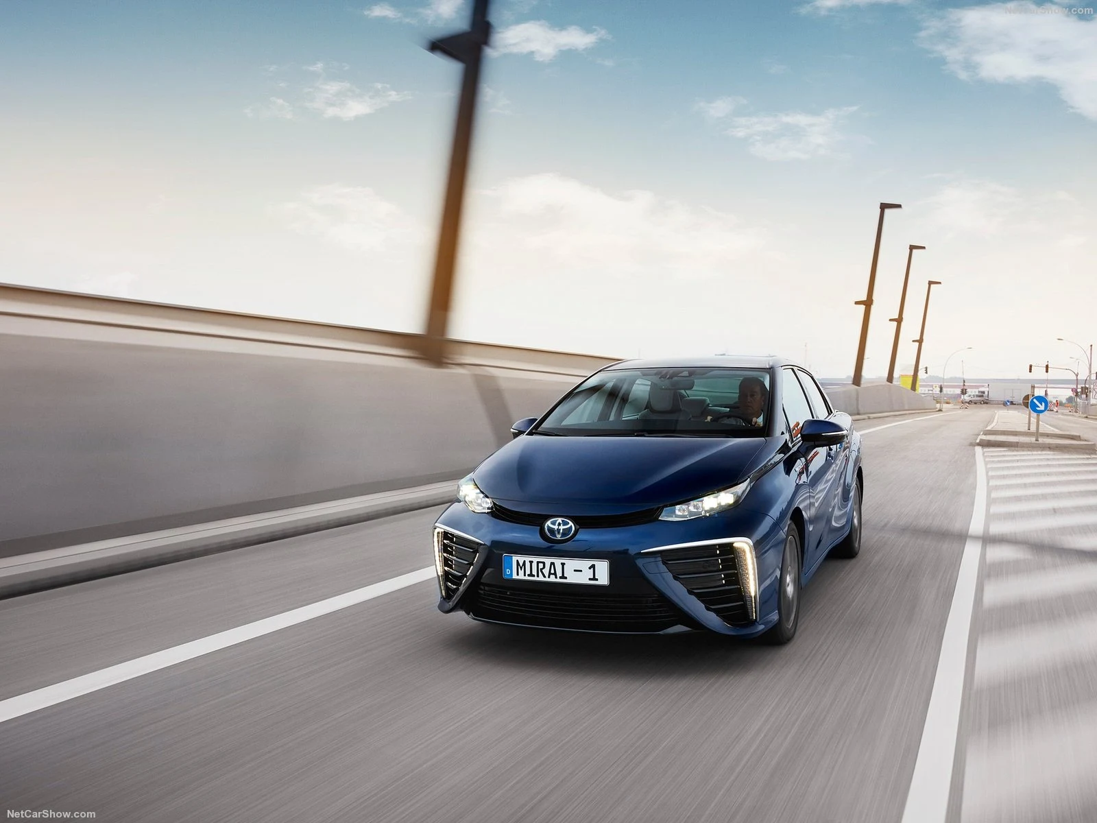 Hình ảnh xe ô tô Toyota Mirai 2016 & nội ngoại thất