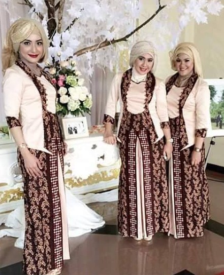 Foto Baju Muslim Kebaya Modern Kombinasi Brokat untuk 