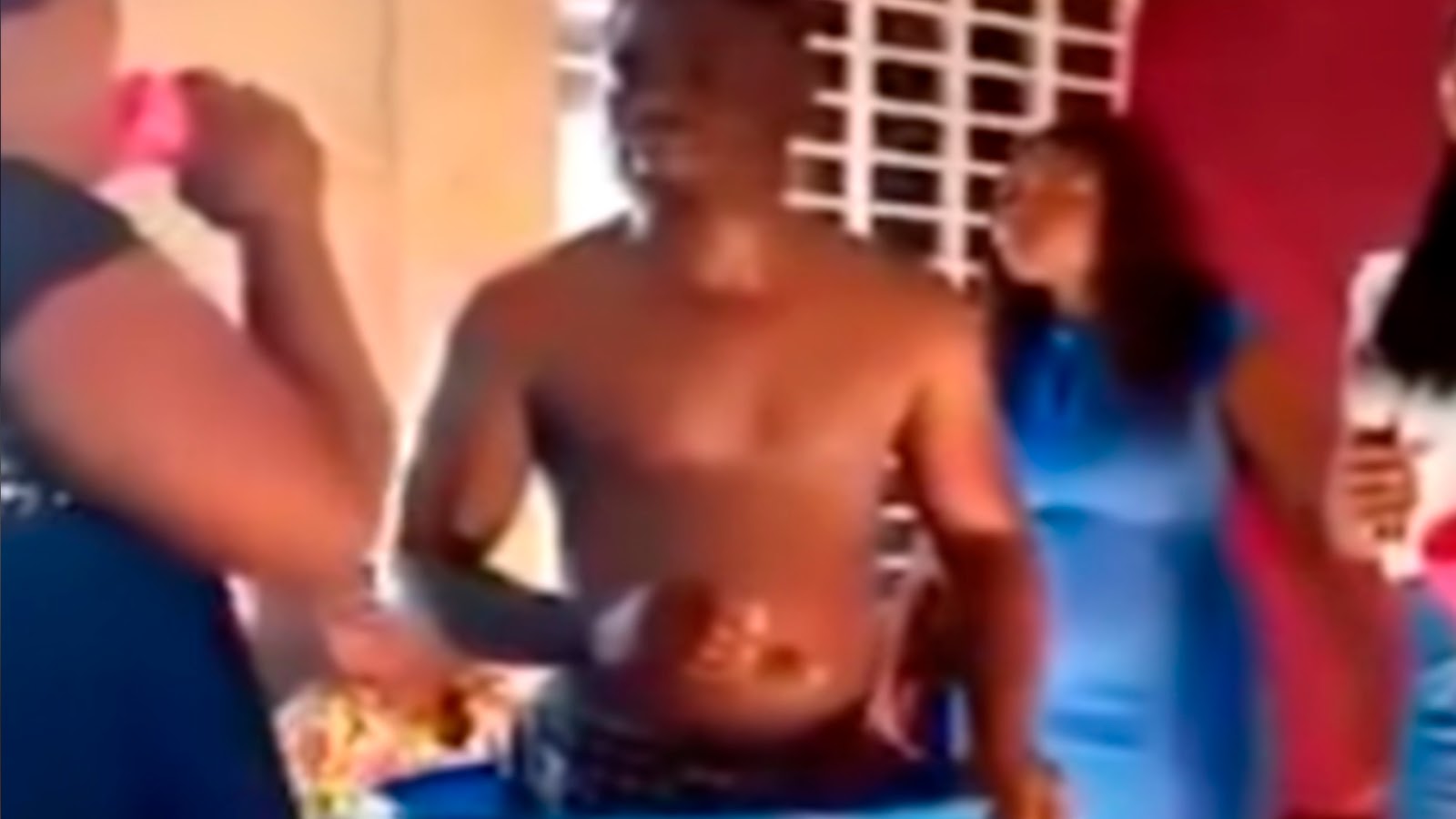 Pastor ofrece a fieles el agua con la que se baña para bendecirlos (VÍDEO)