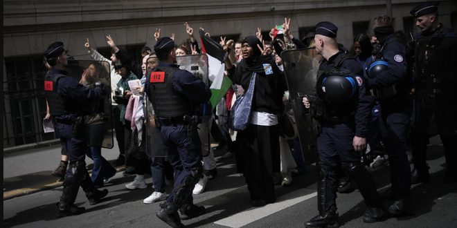 La policía francesa reprimió en la Universidad de la Sorbona una protesta solidaria con Gaza