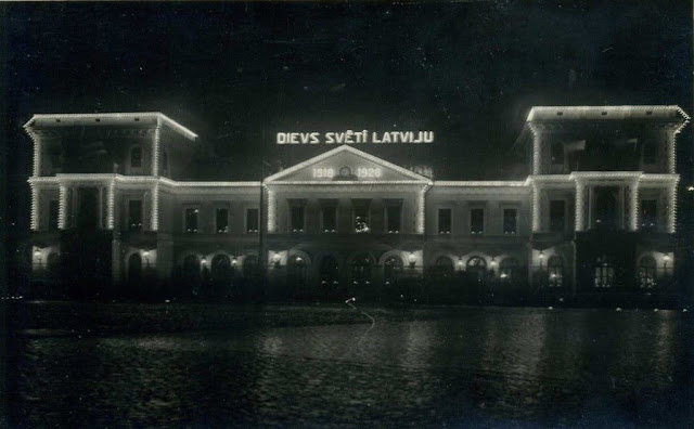1928 год. Рига. Здание центрального ж/д вокзала. "Боже, благослови Латвию".