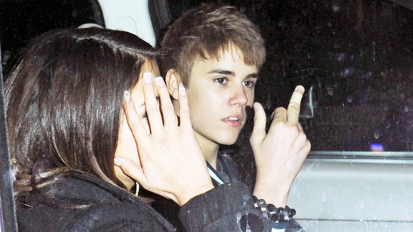 justin bieber middle finger. Justin Bieber and Selena Gomez