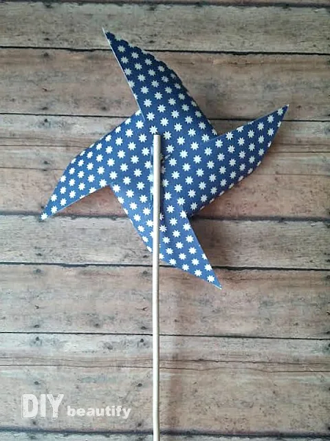 Learn how to make these awesome Patriotic Pinwheels in just a few simple steps! Find the tutorial at DIY beautify!