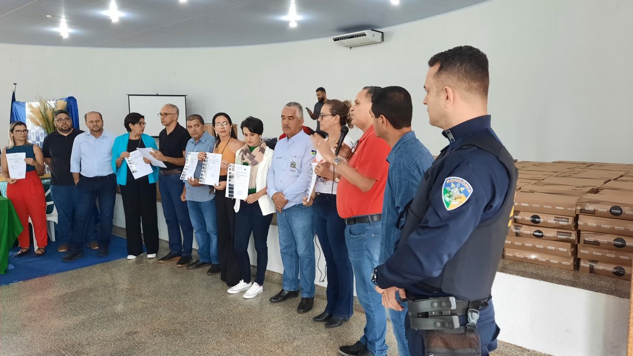 Professores estaduais de Cacoal e Ministro Andreazza recebem Notebooks entregues pelo Governo