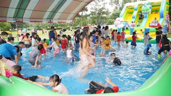 ▲大型水上氣墊遊戲，讓大人和小孩都能盡情享受戲水的樂趣。（記者林明佑翻攝）