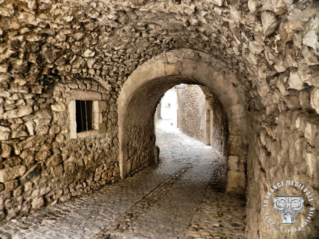 VIVIERS (07) - La ville médiévale : Rue de Châteauvieux