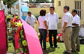 El Presidente Municipal de Cozumel supervisa trabajos en cementerios, previo al “Día de Muertos”