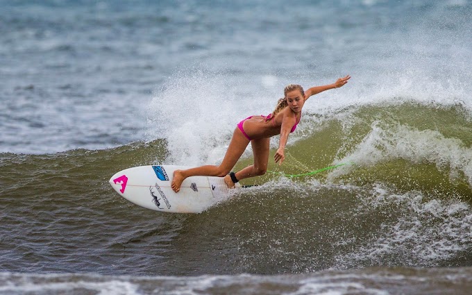 Vrouw op surfplank in de branding