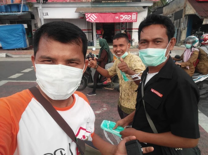 Peduli Kesehatan Terhadap Bahaya Kabut Asap,  Wartawan PWI  Piaman Bagikan Masker Secara Gratis Kepada Masyarakat