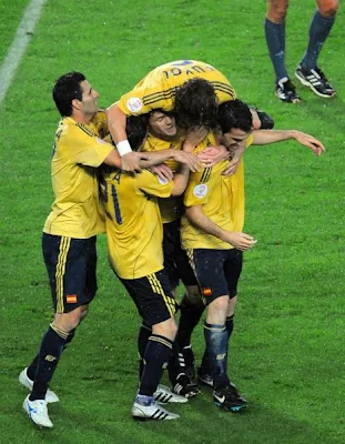 Spain players celebrate their victory over Russia