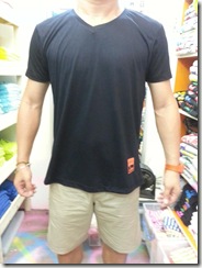 เสื้อยืดคอวี ร่น2 สีดำ