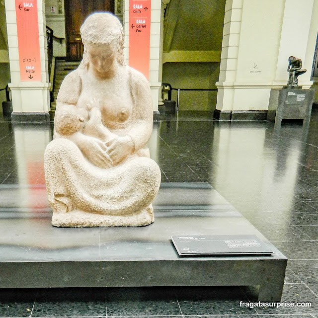 "Maternidade", escultura de Rebeca Matte