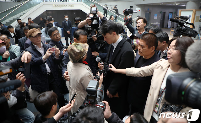 오월 어머니 앞에 무릎 꿇은 전우원 | www.news1.kr - 2023-03-31 12:12:45 송고