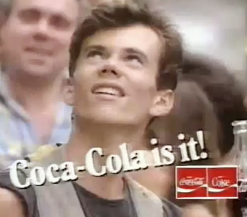 Propaganda americana da Coca-Cola nos anos 80 que mostra a aventura de jovens para subir piano para um apartamento.