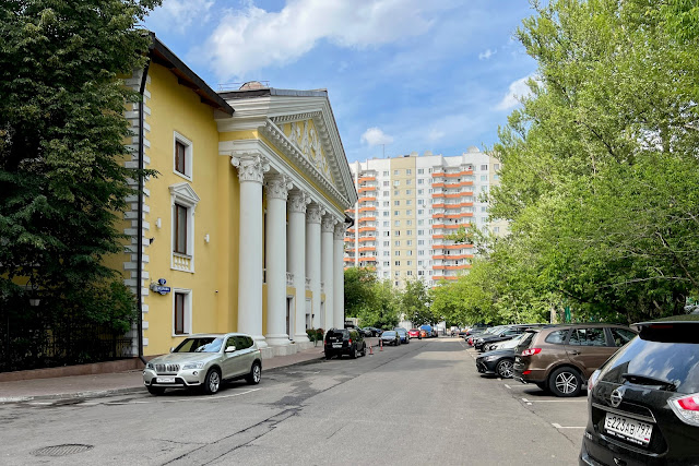 улица Кедрова, дворы, бывший дом культуры «Новатор» (построен в 1952 году)