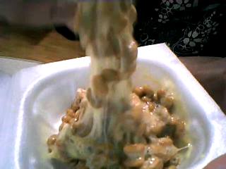 Japansk natto, slimete bønner, som blandes sammen