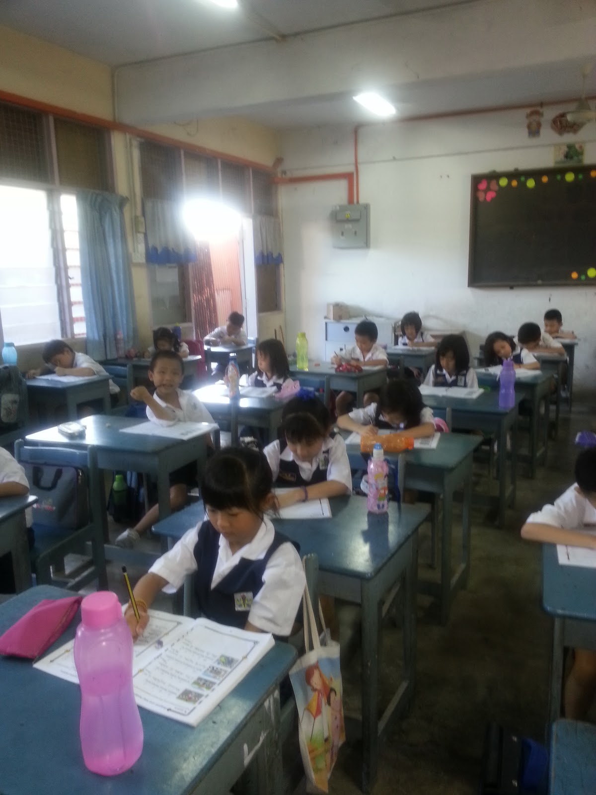 CINTAI BAHASA GAMBAR MURID MURID BELAJAR DI DALAM KELAS 